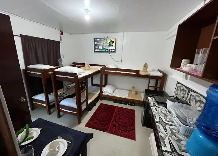 Budget In Transient With Wifi, Netflix, Ac & Free Parking Up To 8 Guests ホームステイ セブ市