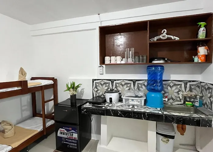 ホームステイ Budget In Transient With Wifi, Netflix, Ac & Free Parking Up To 8 Guests *