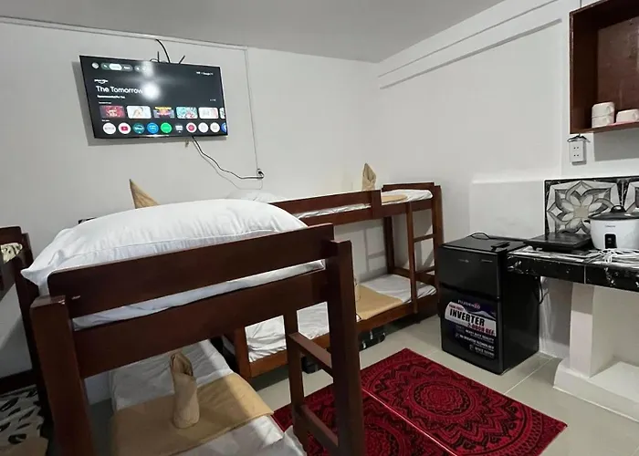 Budget In Transient With Wifi, Netflix, Ac & Free Parking Up To 8 Guests ホームステイ